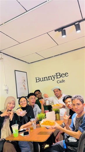@BunnyBee its great time having a good meal at Bunny Bee Cafe @Dato Keramat, Nibong Tebal Penang. Its brand new cafe with remain its own speciality beverages. U guys shd come over to here to feel it own taste. InshaaAllah #penangfoodie #aiman #datokramat #bunnybee