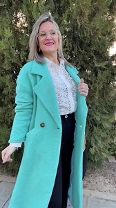 💙Corazoncito azul si sois tan fans como nosotras de las camisas blancas especiales!!! 💙 Lookazo de sábado!!! Nos encanta 😍 🌿www.mentatiendas.es💚 | Menta Tiendas