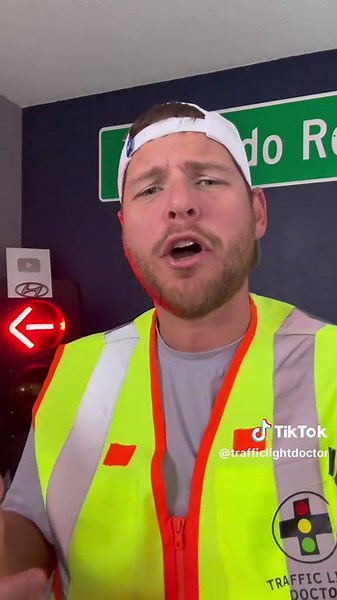 🚦 Traffic Light Doctor 🚦 (@trafficlightdoctor)’s video of this is not a traffic stop