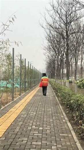 早上6点开始，上班9小时，每月2100元，一月休息一天（休息当天还需要打卡扫街到8点半才能回去）#中国人就是牛不服不行#欢迎天下有志之士都来逮鱼捉鳖 🦈🦐🦞🦀@央视新闻 @共产党人杂志社 @人民日报 @全球看点