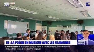 Lyon: le duo Les Frangines partage un moment en chanson avec des collégiens
