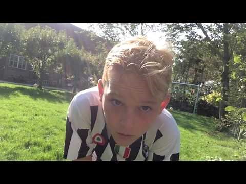 VOETBALCHALLENGES: JENSON SPRINGT MET ONDERBROEK IN HET ZWEMBAD