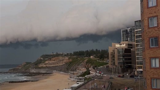 Engrossing time-lapse of a shelf cloud formation developing over the Newcastle, NSW coastline