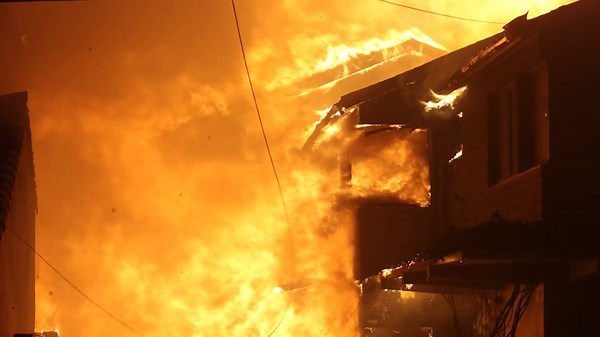 Video shows house burning in Palisades Fire