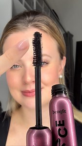 Le secret de @mariannemakeup pour des cils épais et étoffés : le NOUVEAU mascara volume BADgal Bounce 🆕💜 Les étapes d’utilisation ⤵️ 1️⃣ épaissir vos cils avec le côté brosse en fibres flexibles 2️⃣ séparer vos cils avec le côté brosse en picots 3️⃣ appliquer plusieurs couches pour encore de volume Rendez-vous sur benefitcosmetics.com pour ces cils gonflés à bloc 📲 #badgalbounce #mascarabadgal | Benefit Cosmetics
