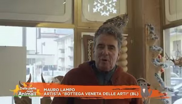 Conosciamo Mauro Lampo, con il suo insolito compagno di vita, Icaro: un #gufo reale europeo maschio. Ha aiutato la schiusa del suo uovo e da allora non si sono mai lasciati: sta sul suo braccio dal mattino alla sera, anche quando Mauro scolpisce le sue meravigliose statue! | Dallapartedeglianimali