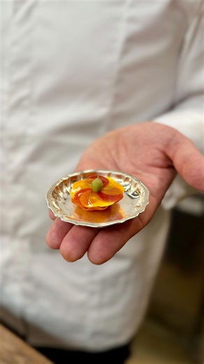 Gulerod, reje og saltet vindrue 🥕 Sprød mini-tærte på gulerod toppet med rå norske tejnfangede rejer, fermenterede gulerødder fra markerne og saltet umoden vindrue fra vinmarken på Dragsholm Slot. Denne snack fra vores Michelinrestaurant Dragsholm Slot Gourmet samler noget af det bedste fra land og vand i én bid. #dragsholmslot #dragsholmslotgourmet #michelinrestaurant #Odsherred #snack | Dragsholm Slot - Relais & Châteaux