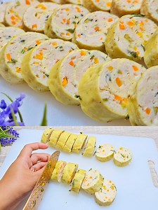 1.2M views · 6.8K reactions | Praktis banget !! Gara gara menu ini sahur ga pernah kesiangan lagi...rolade ayam simpel Bahan bahan 300 gr ayam 3 siung bawang putih 1 buah wortel 2 batang daun bawang 1 butir telur 1/2 sdt garam 1/2 sdt kaldu bubuk 1/4 sdt lada bubuk 1/4 sdt Pala bubuk 3 sdm tepung tapioka 3 butir telur 2 sdm tepung tapioka 2 sdm air putih 1/4 sdt garam 1/4 sdt lada bubuk | Mama Akshara | Facebook