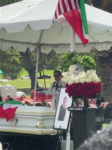 گوشه‌هایی از مراسم آخرین وداع با خواننده فقید موسیقی پاپ #عارف عارف کیا-۱۵