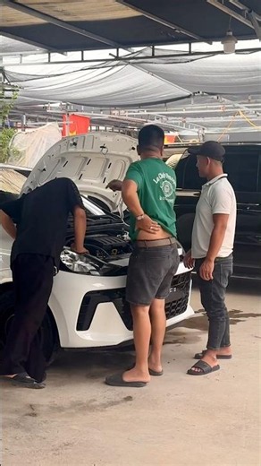 Anh em từ Nam Định lên xem chiếc xe Huyndai Grand i10 2025 bản sedan siêu lướt