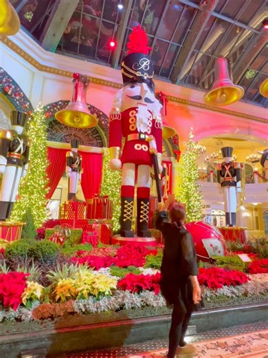 SERINA【大阪・東京・韓国・アメリカ✈️🍰🍽】 on Instagram: "【Las Vegas】🇺🇸🎄 . 📍ボタニカルガーデン〜Bellagio〜 @bellagio Holiday🎄 11/15/2025 - 1/3/2026 . ベラージオのXmasガーデン🎄🎅 とってもとっても可愛かったです❤️✨ . キノコ🍄‍🟫ガーデンからクリスマスへ工事されている期間、 楽しみで毎日観に行ってました☺️ 24時間工事されていましたよ👷 . オススメは朝4時半頃☀️ 人が誰もいないので、ゆっくり楽しめます🎄 . そして、ベラージオホテルにあるレストラン5件 ご紹介します💁🏻‍♀️🌟 . . 📍Le Cirque @lecirquelv 今回1番美味しくて感動的だったレストラン🍽️ 何食べてもどのお料理