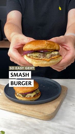 Smash! Wir lieben diesen Burger einfach. Was kommt auf euren Burger? 🍔 Für diesen Smash Burger braucht ihr: 2 Brioche Burger Buns 400 g Rinderhackfleisch 8 Scheiben Gewürzgurken 1 rote Zwiebel, in Scheiben geschnitten 4 Scheiben Old Amsterdam Jung & Mild Mayo Ketchup | Old Amsterdam Käse