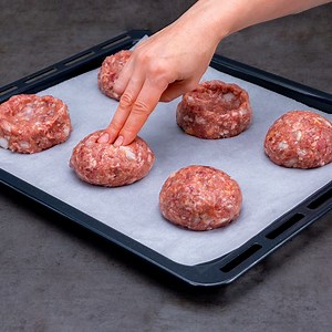 Hackfleischnester, mit 2 Fingern! Jederzeit ein perfektes Ergebnis Zutaten: Zwiebel - 1 Stück Pilze 250gr Karotte - 100 g Sauerrahm - 100 g Käse - 200 g für Hackfleisch: Hackfleisch - 800 g Zwiebel - 1 Stück Brot - 100 g Milch - 30 ml Eier - 1 Stück Salz - 15 g schwarzer Pfeffer - 5 g Koriander - 5 g IM BACKOFEN 180 °C/35 Minuten Eigelb - 6 Stück IM BACKOFEN 180 °C/5 Minuten | Cookrate - Deutschland