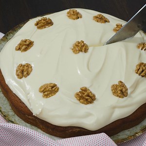 🍎 Apple Cake Recipe 🍏 Ingredients: For the Cake: 2 cups unsweetened applesauce ¾ cup vegetable oil 2 teaspoons vanilla extract 2 ½ cups all-purpose flour ½ cup light brown sugar ½ cup granulated sugar ½ teaspoon kosher salt 1 teaspoon baking powder ½ teaspoon baking soda 1 teaspoon ground ginger 2 teaspoons cinnamon ½ teaspoon ground cloves ½ teaspoon ground nutmeg For the Frosting: 8 ounce cream cheese ½ cup unsalted butter, room temperature 1 teaspoon vanilla extract 3 cups powdered sugar In