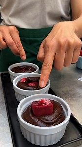 570K views · 1.1K reactions | Les ramequins fondants au chocolat, avec un cœur aux fruits rouges  | Chefclub | Facebook