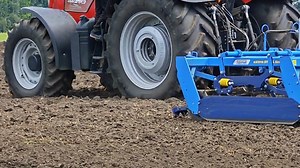 Трактор McCormick X7.690 - справжній символ надійності, маневреності та комфорту. З потужністю 225 кінських сил цей трактор готовий впоратися з будь-яким завданням. Однією з ключових особливостей X7.690 є система APS Auto Power Shift. Цей режим автоматичного вибору передач забезпечує максимальну економію пального і робить управління трактором надзвичайно легким та ефективним. Функція Stop & Action - це ще один важливий плюс. Вона дозволяє трактору зупинятися без необхідності вимикання зчеплення 