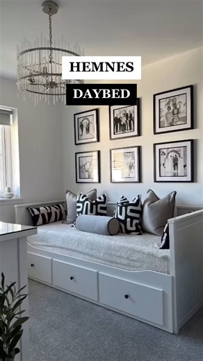 Muebles Ikea en Panama on Instagram: "Descubre la magia de la Hemnes Daybed: una pieza multifuncional que actúa como sofá acogedor, cama individual, cama doble y almacenamiento extra en un solo mueble. Solo tira y conviértela fácilmente en una cama doble perfecta para invitados 🛏️✨. Los cajones amplios guardan edredones, almohadas y más, manteniendo tu espacio ordenado y chic. Agrega unos cojines mullidos para convertirla en un sofá súper cómodo donde relajarte todo el día 💕. Ideal para espaci