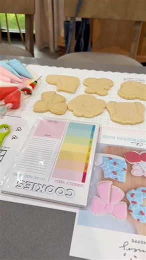 Before you announce a cookie class in 2026… pause for a second 🍪 The biggest mistake I see: 📣 announcing first 📋 planning later When you flip that order, everything feels harder than it needs to be. 👉 I break it all down in my free Plan Your First Cookie Class guide! Comment PLAN and I’ll send it to you! #cookier #cookieclass #teachcookieclasses #cookiedecorating | Summer's Sweet Shoppe