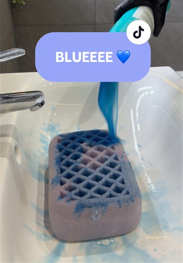 Blue sponge squeeze ASMR: satisfying clean ASMR spongesqueezes