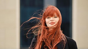 Vous avez des plaques sur le visage ou des rougeurs ? Voici les conseils avisés d’une dermatologue pour s’en débarrasser - Grazia