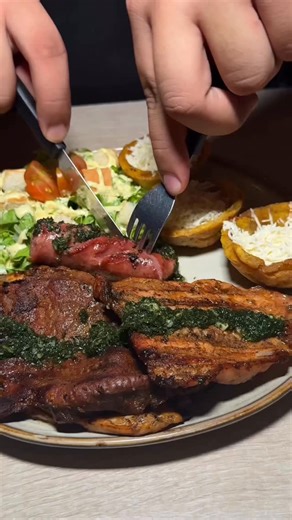 Recetas & recomendaciones 🇨🇴 on Instagram: "La Marquesa 👑 Un lugar que definitivamente me gustó y al que dan ganas de volver. 📍 Ubicación: sobre la avenida principal de Los Caracoles, a unos 50 metros bajando por las letras de Los Caracoles. Lo que probé: • Picada La Imperial 🥩 • Picada La Glamorosa (estilo parrillada): cerdo, pollo, carne asada, chorizo y patacones canásticos rellenos de queso costeño 🧀 • Alitas BBQ 🔥 • Alitas ajo parmesano • Sodas artesanales, michelada de maracuyá y mi