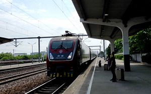 【中国铁路】K1512次进松江站1站台