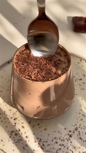 Ieke Booij on Instagram: "EP. 18 — Protein Chocolate Mousse (with Tofu!) 🍫 5 min | Serves 8 | High-protein | Creamy | Plant-based | Holiday-proof Macros per serving: 370 kcal | 26 g carbs | 36 g protein | 13 g fat > Ayurvedic perspective Most desserts hype your nervous system up. Sweet is actually meant to calm you down. When you combine it with protein and healthy fats, your body feels safe and satisfied instead of overstimulated. Tofu is neutral and easy to digest, which is why this works so