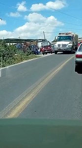 #ahora Accidente en la desviación de acatzingo donde la camioneta blanca se metió sin fijarse y se le atravesó a la verde🚨⚠️ | El Regional del altiplano Rojo