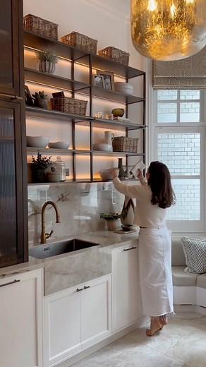 SOPHIE PATERSON on Instagram: "This kitchen was all about making the most of the beautiful bay window, so we opted for decorative open shelving to let the light flood in and added a built-in banquette beneath it for the perfect, cosy dining nook. #interiordesign #kitchen #KitchenDesign #LuxuryHomes #londoninteriors #LuxuryKitchen"