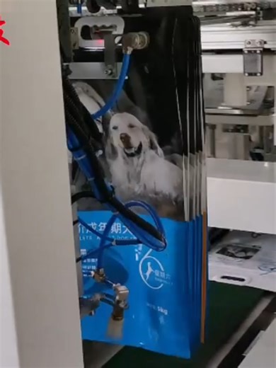 Pet food/pet snacks packaging machine，Do you like it?#Petfoodpackagingmachine#verticalpackagingmachine#packagingmachine#dogfood #machinerymanufacturer #Standuppouchpackagingmachine #foodpackagingmachine #PackagingMachineFactory #automatedpetsnackpackaging