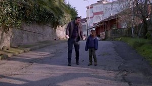 Elif 1164, 1165 streszczenie: Rana przypadkowo strzela do Kiymet. Przerażona ucieka z miejsca zdarzenia. Şafak informuje Jülide, że niezwłocznie złoży pozew o rozwód