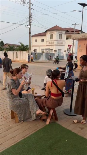 C’EST OFFICIEL NOUS SOMME SUR OUIDAH À CÔTÉ DU TEMPLE DE PITHON.