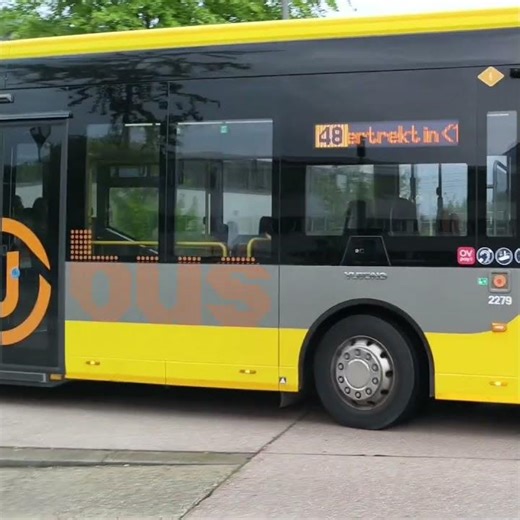 Transdev 2279 vertrekt op het station van Houten.