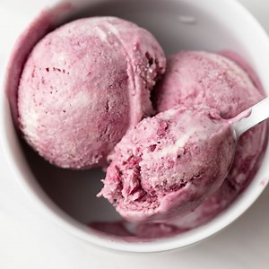 With just six simple ingredients, this recipe for Fresh Blackberry Ice Cream is one of the easiest summer recipes around. A simple no-churn vanilla custard base is swirled with homemade fresh blackberry jam for a frozen treat that tastes amazing. ↪️ RECIPE: https://www.bakedbyanintrovert.com/fresh-blackberry-ice-cream-no-churn/ | Baked by an Introvert