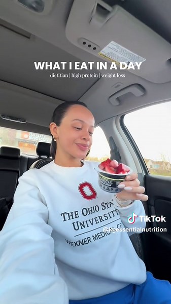 what I eat in a day as a dietitian who is down 40lbs and focuses on high protein meals w/o the restrictive dieting 🍓🩷✨🌸 - pre workout snacks are essential (aim for a simple carb!!!) - @oikos yogurt bowl - string cheese sticks and cutie orange - breakfast for dinner always - patio moment w @synergykombucha - leftover Easter candy Follow @kgessentialnutrition for more meal inspo, yummy recipes and realistic nutrition tips for the girlies 🫶🏽 @OIKOS @SYNERGY Kombucha @fairlife @Reeses • • • • #