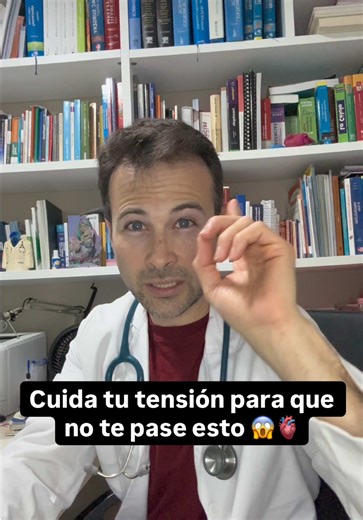 La tensión arterial alta no controlada obliga al corazón a bombear sangre contra una resistencia mayor de la que está diseñada para soportar. Es como si tuviera que empujar constantemente contra una pared: al principio puede adaptarse, pero ese esfuerzo sostenido pasa factura. Para compensarlo, el ventrículo izquierdo —la principal “bomba” del corazón— se engrosa. A esto lo llamamos hipertrofia ventricular izquierda. Puede parecer una adaptación útil, pero en realidad es un arma de doble filo. C