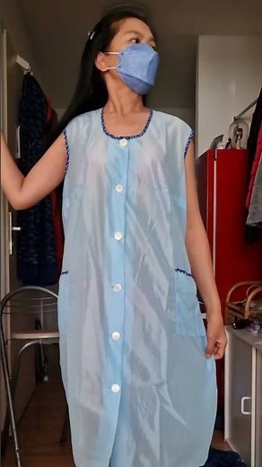 Kittelshow in Hellblauer Dederon KittelSchürze #nylon #apron #kittelschürze #smock #shorts