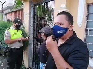 1M views · 1.2K reactions | #INDIGNANTE | #ECUADOR Fiesteros y libadores irrespetan medidas de bioseguridad para prevenir el #coronavirus, disposiciones legales, y se resisten al pedido de las autoridades de suspender la fiesta que organizaban dentro de una vivienda, a plena luz del día y a todo volumen. El incidente ocurrió en un barrio de la ciudad de Esmeraldas, y fue captado por las cámaras de periodistas. | RADIO INTI PACHA Oficial | Facebook