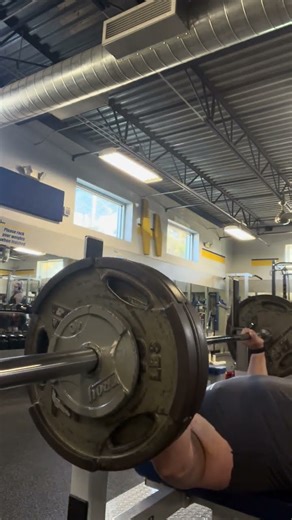 Hit 335lb after going 245-275-315lb 6/6/6 #bench #chestday #chesticles ‪@survivor‬ ‪@casting‬