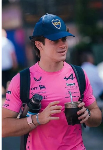 ¿HERMOSA MAÑANA VERDAD? 🟡🔵 Ganó Boca jugando bárbaro y Franco Colapinto lo sabe. El argentino llegó al GP de Australia usando la gorra de Boca y tomando mate. Identidad argenta 🇦🇷 @BWT Alpine Formula One Team #colapinto #francocolapinto #alpinef1 #formula1