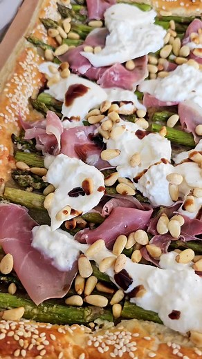 Täyteläinen burrata-parsapiirakka - Maistuva tapa juhlistaa parsakautta!