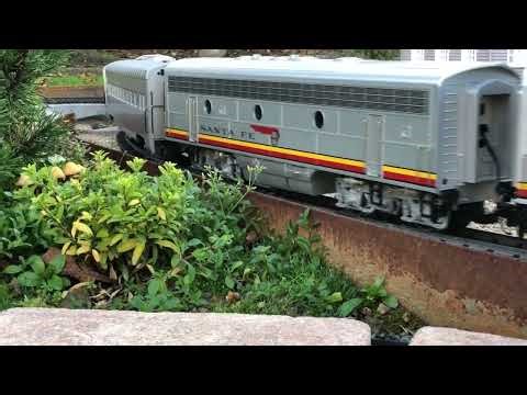 LGB Santa Fe F7A/B-Unit mit Streamlinern auf meiner Gartenbahn