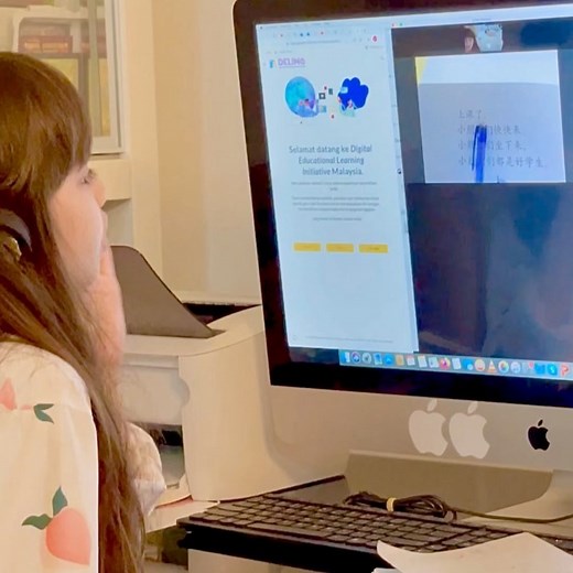 faezahelai on Instagram: "She speaks and read mandarin too.. So tak kan lah dia tk tau ckp melayuu!!!!! English fluency is not something that impressive anymore these days,almost 80 percent of children today are fluent in english.. english ni lg mudah compared dgn bahasa melayu.. Cheq share previous video Dealova bout tips nk naik flight bukan nk tunjuk english dia konon power.. tk terlintas dlm otak pon..she speaks with that accent drp kecik.. klu betoi nk tunjuk,masa umoq 2 taun ku dh tunjuk!!