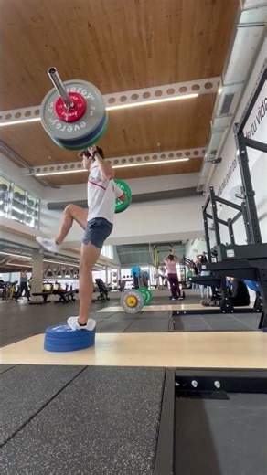 Gym mishap as man slips on weight plate in Madrid, Spain