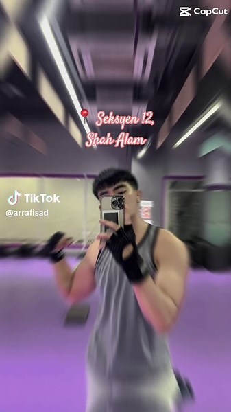 Selfie Workout Routine in the Gym: Flexing for Fitness