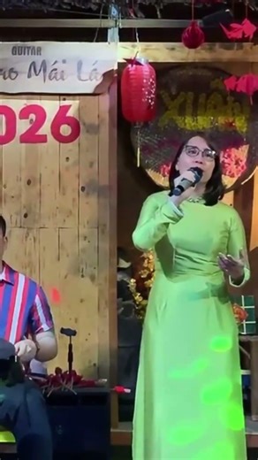 Chị ấy lần đầu hát Mái Lá - Mưa chiều kỷ niệm