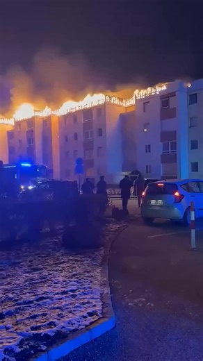 [Incendie majeur à Traun lors du réveillon du Nouvel An] Dans la nuit du 31 décembre au 1er janvier 2026, peu après minuit, un important incendie s’est déclaré dans un complexe résidentiel de plusieurs étages à Traun, en Haute-Autriche. Selon les premières constatations communiquées par les services de secours, le feu aurait pris naissance au niveau d’un balcon situé au troisième étage. L’incendie s’est ensuite rapidement propagé à l’ensemble du bâtiment, avant d’atteindre la toiture, qui a fini