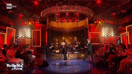 37K views · 1.2K reactions | Exclusivité ....  Premier extrait en live par Amanda Lear du nouvel album à venir ... 'Strangers In The Night' reprise from Frank Sinatra.  Pre-order a signed copy of the Limited Blue Vinyl Edition of "LOOKING BACK", the New Album of AMANDA LEAR ( Release Date: 7 Novembre 2025). https://vinylcollector.store/.../amanda-lear-looking-back... | Amanda Lear Foreveramandalearblog | Facebook