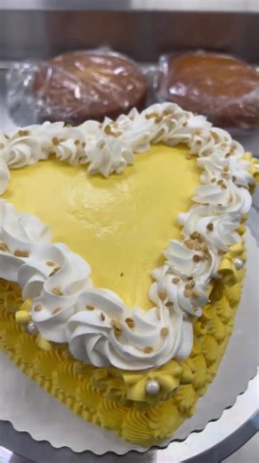Walmart customer cake #heartcake #walmart #bakery... #Shorts #malen_de_cakedecor