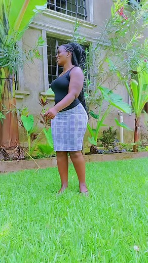 Casual Summer Outfit in a Beautiful Garden Setting